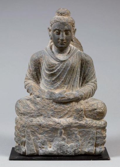 null Sujet en schiste gris représentant le Bouddha assis en méditation sur une base...