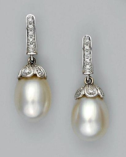 null Paire de pendants d'oreilles en or gris, partiellement sertis de petits diamants,...