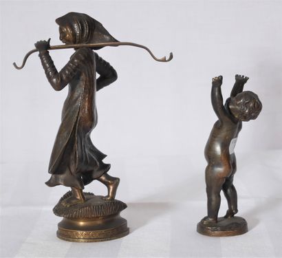 null Lot of two scuptures in patinated bronze:

- Peasant, H: 22 cm.

- Young child,...