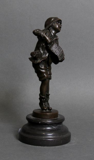 null TURPIN
Joueur d'accordéon
Sculpture en bronze à patine médaille signée sur la...