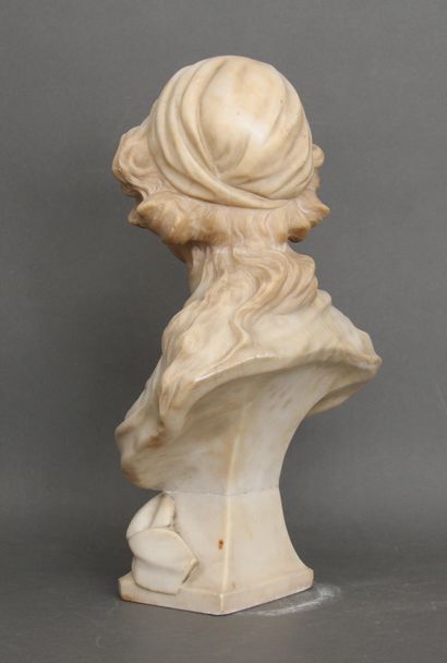 null Modern school
Bust of a young girl
Sculpture in alabaster
H : 48 cm (accidents,...