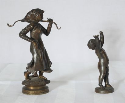 null Lot of two scuptures in patinated bronze:

- Peasant, H: 22 cm.

- Young child,...