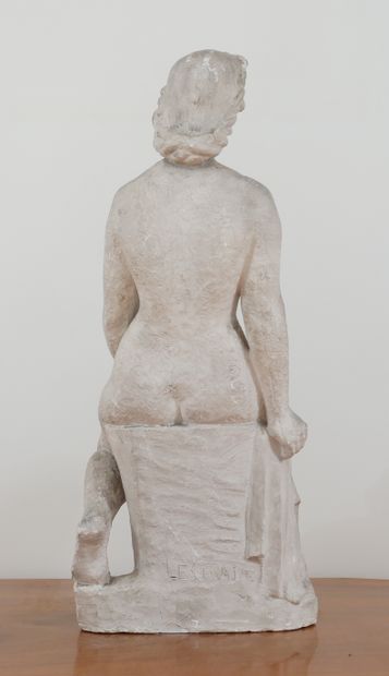 null LESTRADE (XXème s.)
Femme assise
Sculpture en plâtre signée
H : 70 cm.
