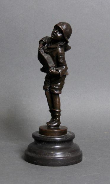 null TURPIN
Accordion player
Sculpture in bronze with medal patina signed on the...