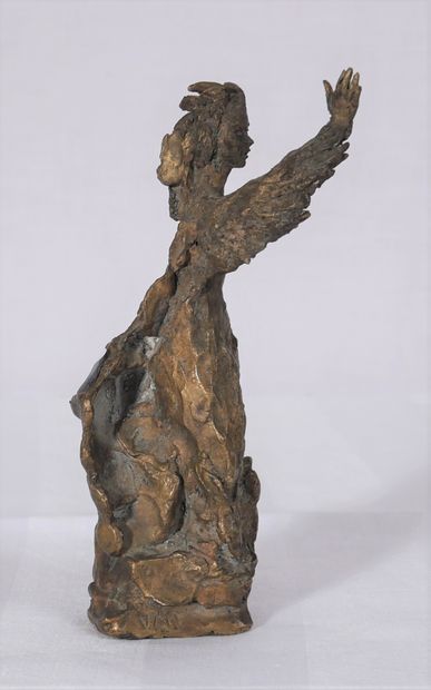 null Ecole moderne

Femme debout le bras droit levé

Sculpture en bronze, monogrammée...