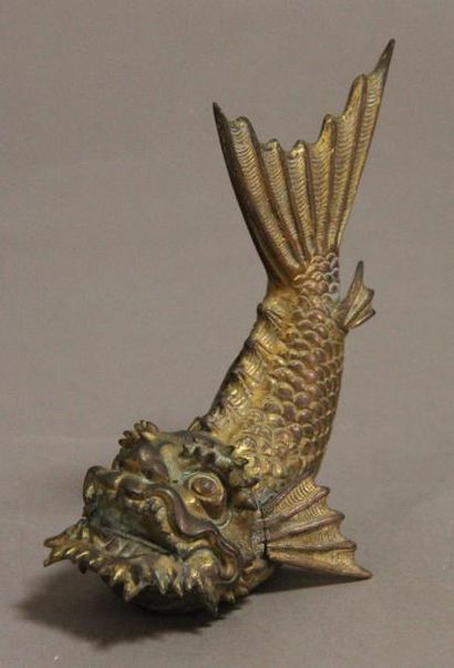 null STATUETTE de monstre marin en bronze ciselé et doré. Extrême-Orient, seconde...