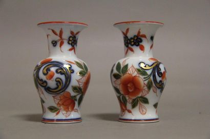 null BAYEUX, période Langlois, vers 1830-40 Paire de petits vase en porcelaine à...