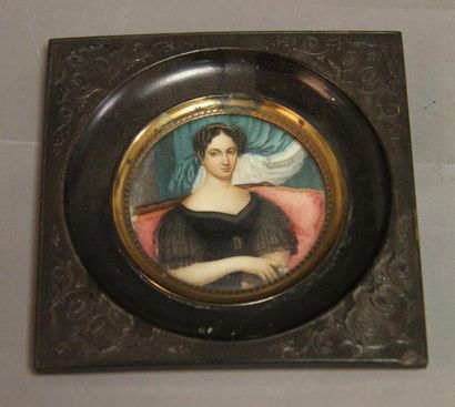 null MINIATURE ronde Portrait de Marie Joséphine de Brye, née Tuja Milieu du XIXème...