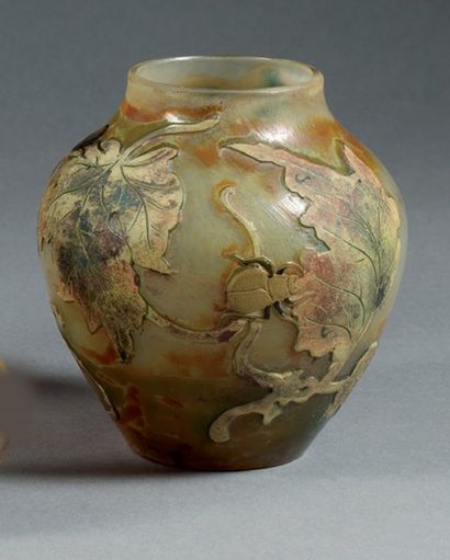 MULLER CROISMARE. Vase globulaire en verre double opaline à décor de feuilles et...