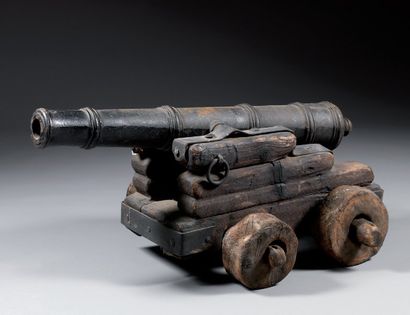 null Petit canon de marine en fonte de fer sur un afût en bois à quatre roues mobiles....