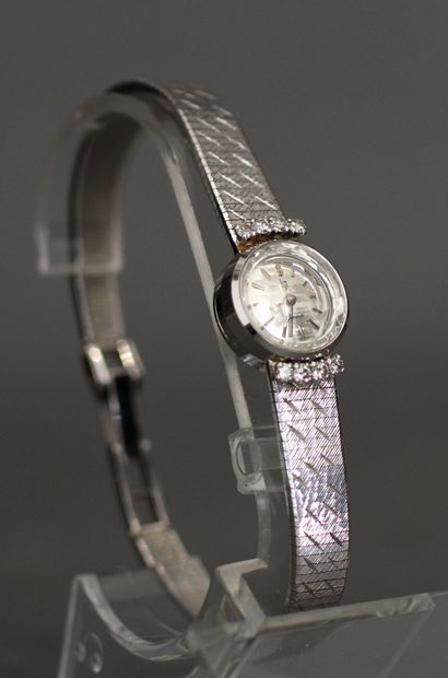 null LIP Genève
Bracelet-montre de dame en or gris 18k, pds brut : 27,7 g.