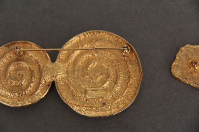 null ROCHAS - Anonyme
Deux broches en métal doré
H : 10-6 cm.