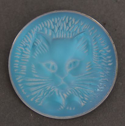 null LALIQUE France
Broche chat en cristal transparent bleu, d'après un modèle de...