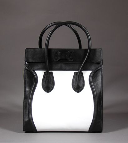 null CELINE Paris
Sac modèle Luggage en veau noir et blanc, double poignée, poche...