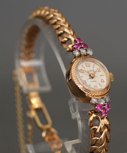 null LUXE
Bracelet montre de dame en or jaune 18k serti de roses et pierres de couleur,...
