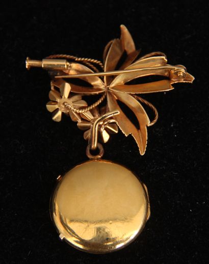 null Broche nœud en or jaune 18k ornée d'un pendentif souvenir rond en or jaune 18k...