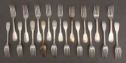 null Lot :
- Quatorze fourchettes de table en argent 950°/°° uniplat, chiffrées CR,...