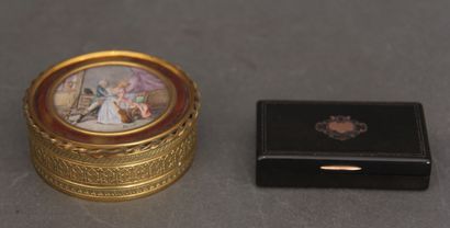 null Lot :
- Boite à bijoux ronde en métal ornée d'une miniature à scène galante.
H...