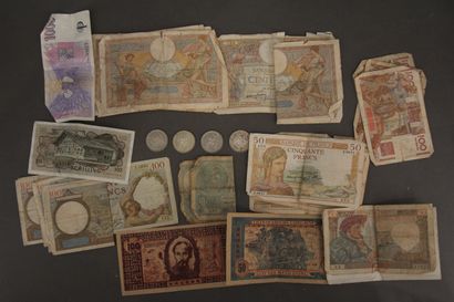 null Lot of old banknotes (accidents) and four coins of 5 F Swiss silver 1953, 1968,...
