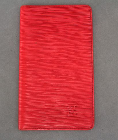 null Louis VUITTON
Porte cartes en cuir épi rouge
H : 19 L : 11 cm. (usures au coin...