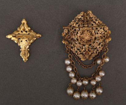 null René GOUIN - Anonyme
Deux broches en métal doré et perles blanches fantaisies
H...