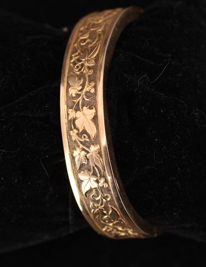null Bracelet rigide articulé en or jaune 18k à décor d'une frise feuillagée, pds...