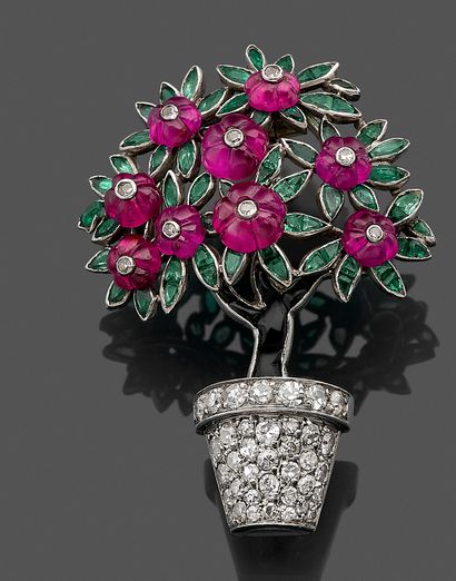 null Brooch in platinum 850 thousandths with decoration of flowered pot, the pot...