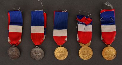 null Médailles du Travail :
Deux médailles en argent et trois médailles en verme...