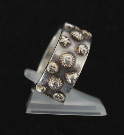 null Sergio BUSTAMANTE

Bague anneau en argent 925°/°° à décor en relief de coquillages,...