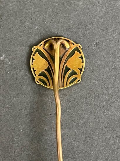 null René LALIQUE (1860-1945) 
	Three lotus flowers. 
18k gold hatpin with circular...