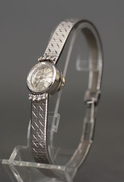 null LIP Genève
Bracelet-montre de dame en or gris 18k, pds brut : 27,7 g.