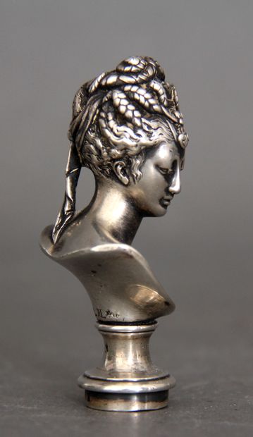 null Cachet en bronze patiné en forme de buste de Diane de Poitiers marqué au dos...