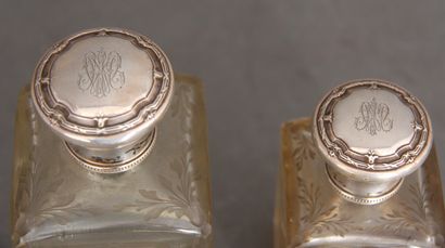 null Deux flacons à parfum carrés en verre gravé de feuillage, montures et bouchons...
