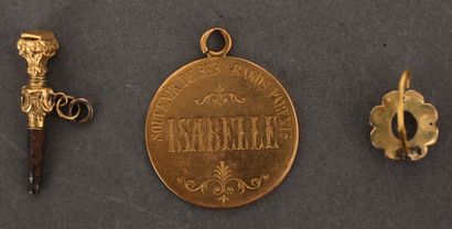 null Lot en or jaune 18k :
- Médaille ronde gravée souvenir de ses grands parents...