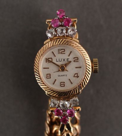 null LUXE
Bracelet montre de dame en or jaune 18k serti de roses et pierres de couleur,...