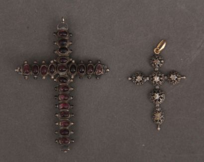 null Lot en argent 800°/°° :
- 	Une croix latine sertie de grenats en cabochon (montée...