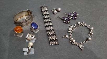 null Lot de bijoux en argent :
- Bracelet rigide articulé 925°/°° gravée en partie...