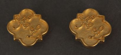 null Karl LAGERFELD
Paire de clips d'oreille polilobés en métal doré monogrammée