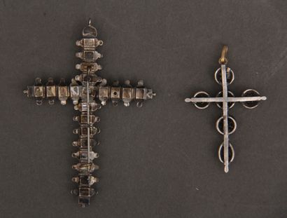 null Lot en argent 800°/°° :
- 	Une croix latine sertie de grenats en cabochon (montée...