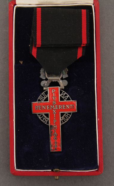 null *Lot de médailles religieuses dont Croix Bene Merenti Pie XI 1933, dans son...