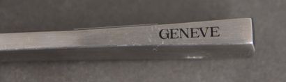 null ROLEX
Coupe papier en métal logoté en relief, marqué sur les côtés : Genève...