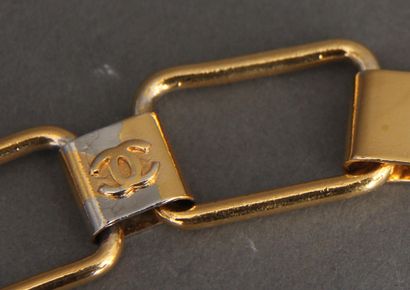 null CHANEL
Ceinture en métal doré formé d'anneaux rectangulaires avec des attaches...