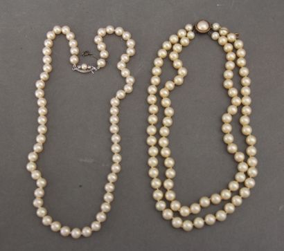 null Deux colliers double rangs de perles fantaisies, fermoirs en argent 925°/°°,...