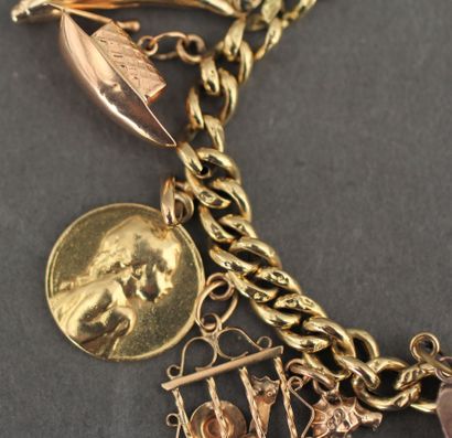 null Bracelet à maillons creux et pendentifs en or jaune 18k, pds : 27,4 g.