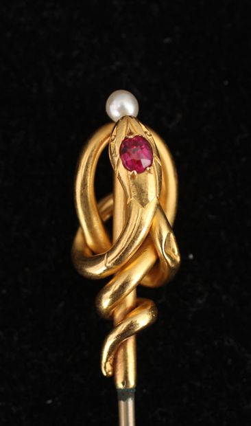 null Epingle à chapeau en or jaune 18k, perle et pierre rose en forme de serpent,...