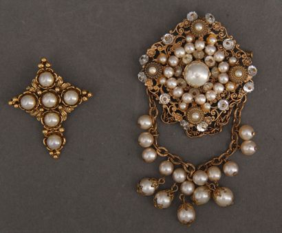 null René GOUIN - Anonyme
Deux broches en métal doré et perles blanches fantaisies
H...
