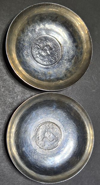 null Deux coupelles en argent 800°/°° ornée de pièces iraniennes, pds : 79,7 g.
D...