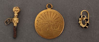 null Lot en or jaune 18k :
- Médaille ronde gravée souvenir de ses grands parents...