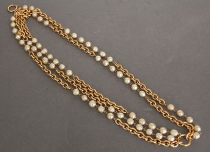 null CHANEL
Collier ras-de-cou à cinq rangs de maillons en métal doré et perles blanches...