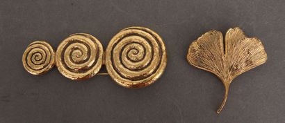 null ROCHAS - Anonyme
Deux broches en métal doré
H : 10-6 cm.